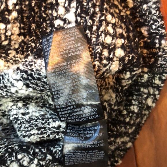 WHBM v-neck pull over sweater. - Picture 10 of 12